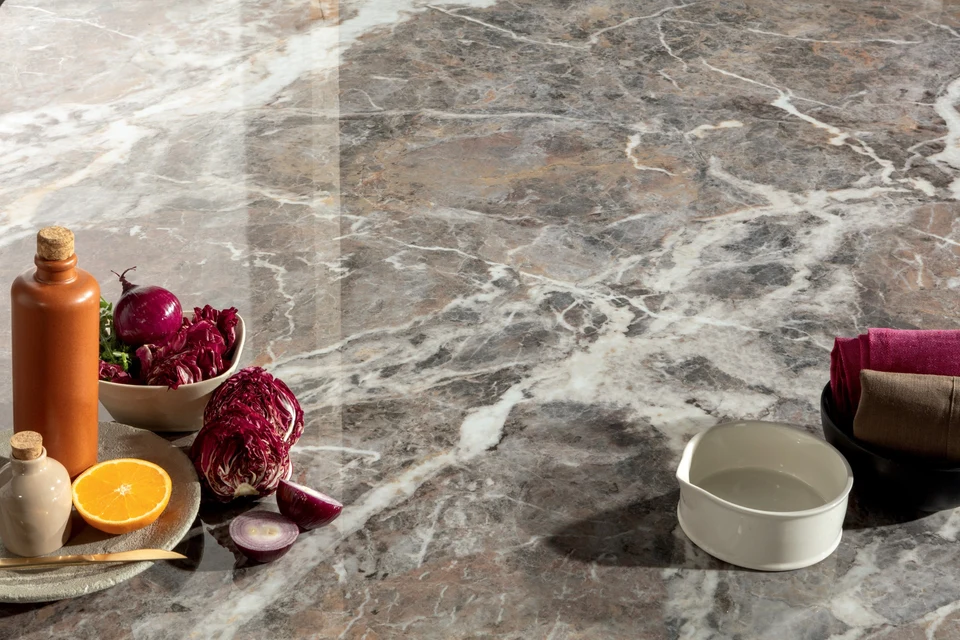 Raumgestaltung mit Keramik aus der Kollektion Marble