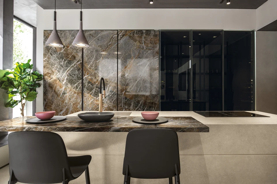 Raumgestaltung mit Keramik aus der Kollektion Marble